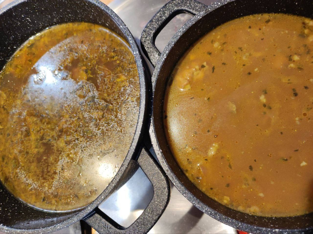 Dwa garnki z zupą: jeden z rosołem z dużą ilością tłuszczu i drugi z gęstą zupą z kawałkami warzyw i zieleniną.