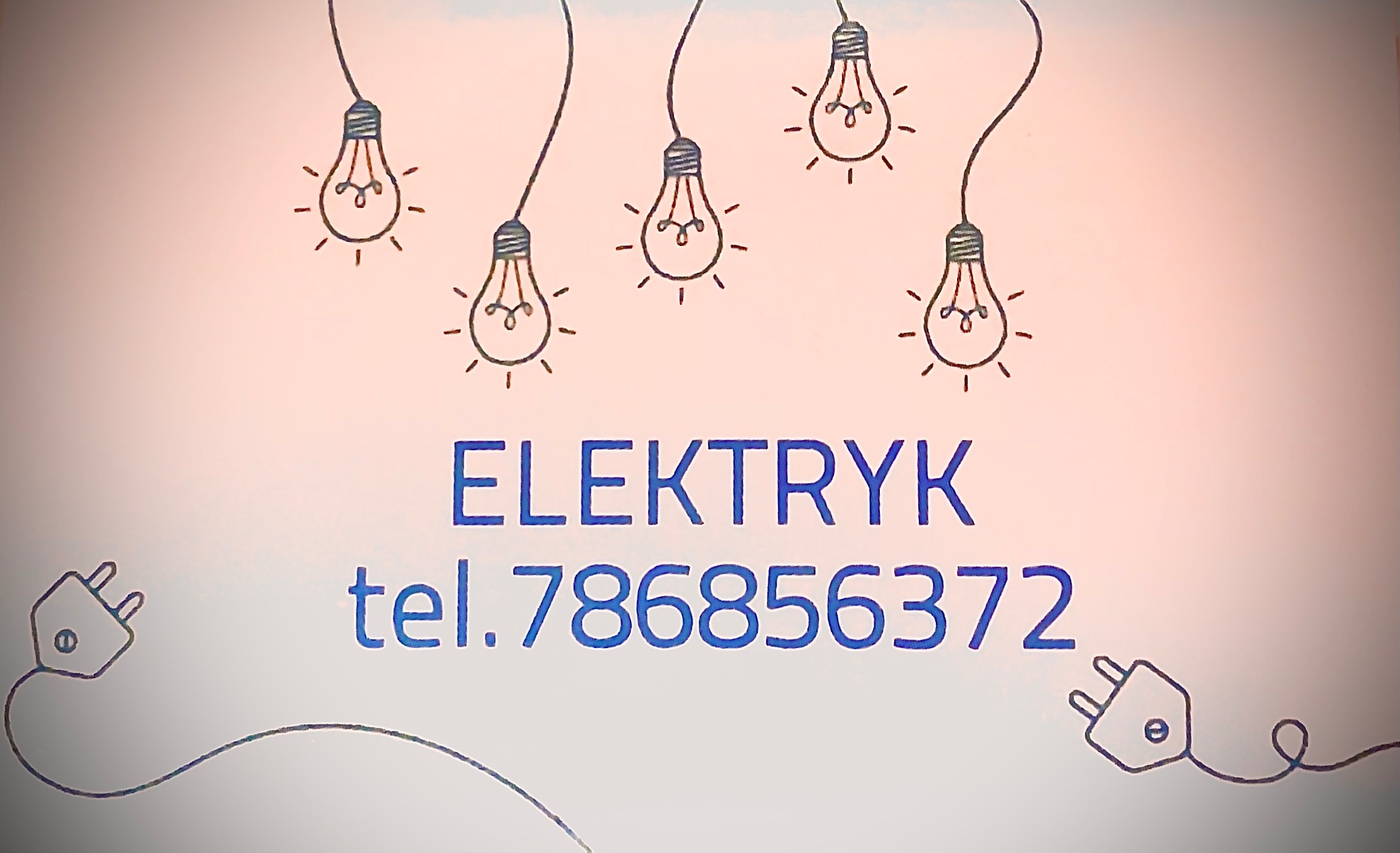Ręcznie rysowana grafika z napisem 'ELEKTRYK' i numerem telefonu, ozdobiona motywami żarówek na kablach i wtyczek elektrycznych.