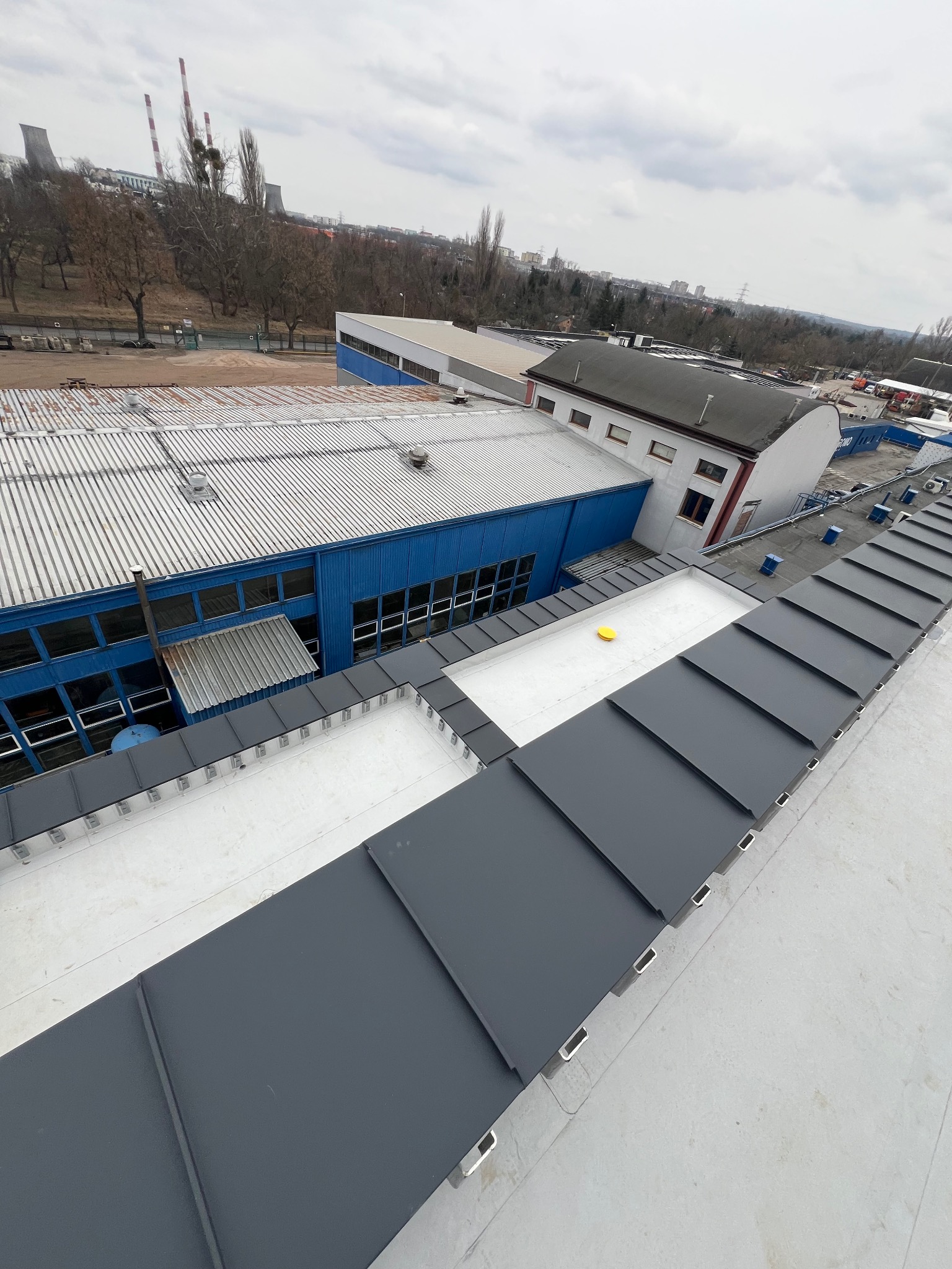 Obróbka blacharska attyki na rąbek