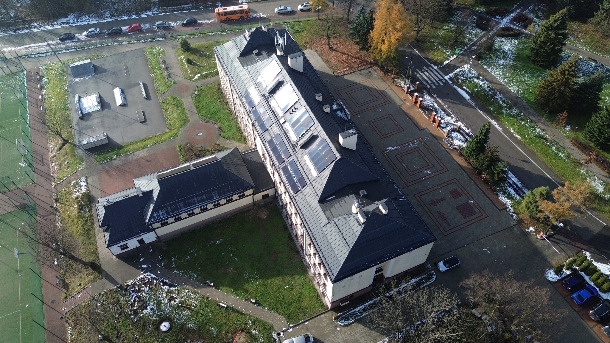 Blacha na rąbek Przebudowa dachu na szkole w Sławkowie