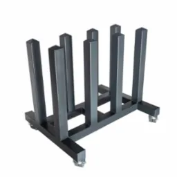 Metalowy stojak z pionowymi prętami i kółkami, pomalowany na ciemny kolor, na białym tle.