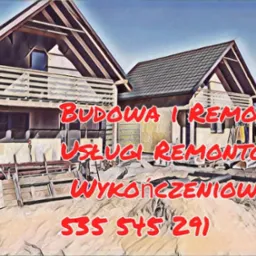 Dwa domy w trakcie budowy lub remontu, z widocznymi elementami konstrukcyjnymi i materiałami budowlanymi na zewnątrz, z czerwonym tekstem reklamowym nałożonym na obraz.