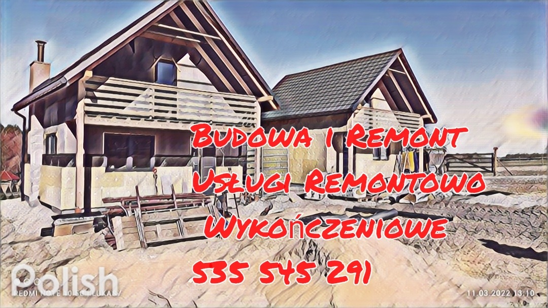 Dwa domy w trakcie budowy lub remontu, z widocznymi elementami konstrukcyjnymi i materiałami budowlanymi na zewnątrz, z czerwonym tekstem reklamowym nałożonym na obraz.