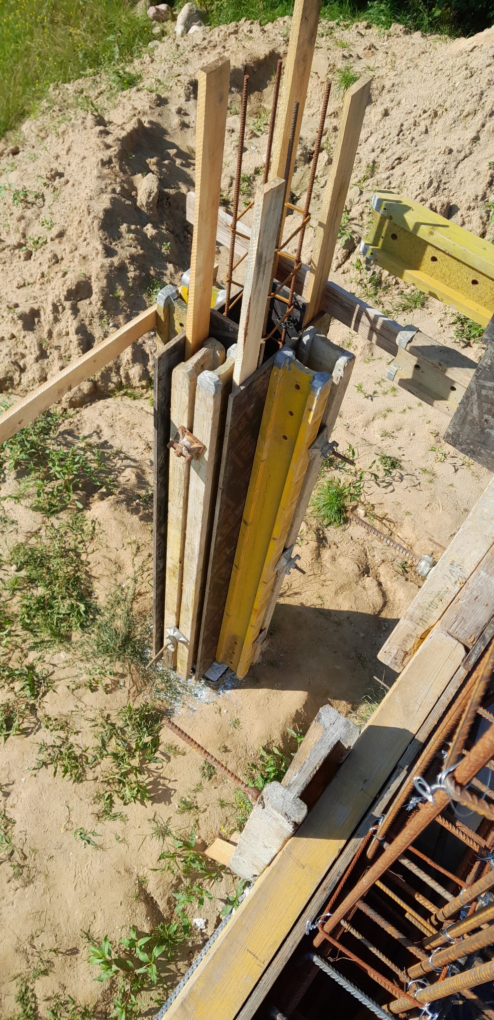 Szalowanie słupów.