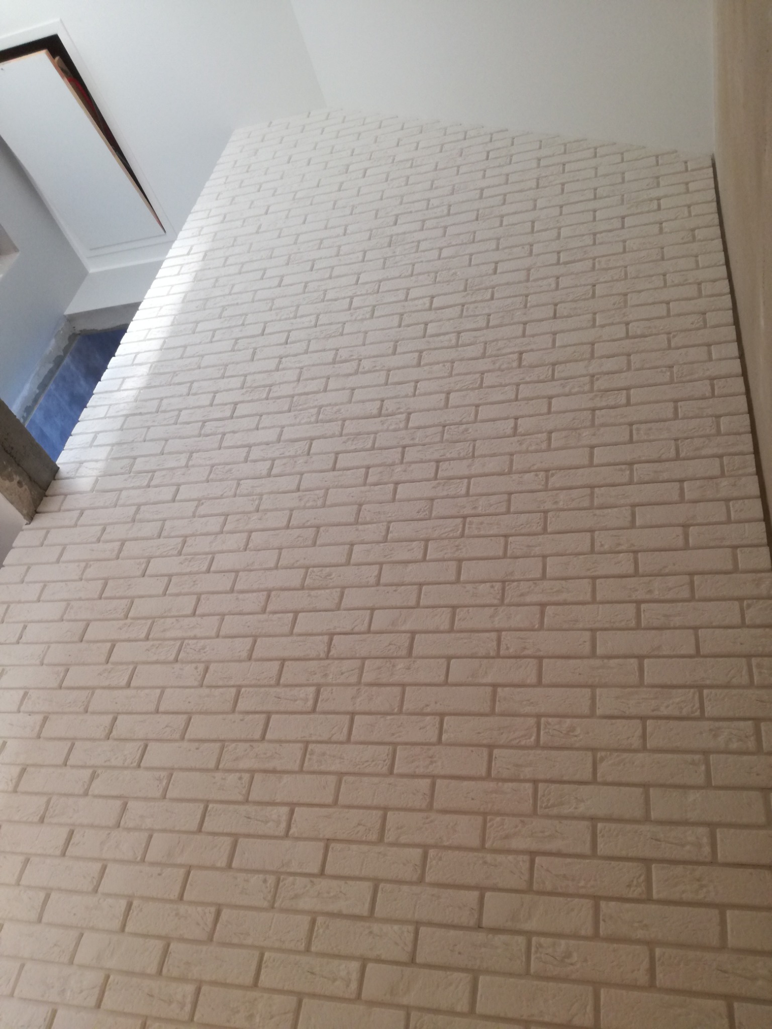 cegiełka gipsowa na klatce schodowej