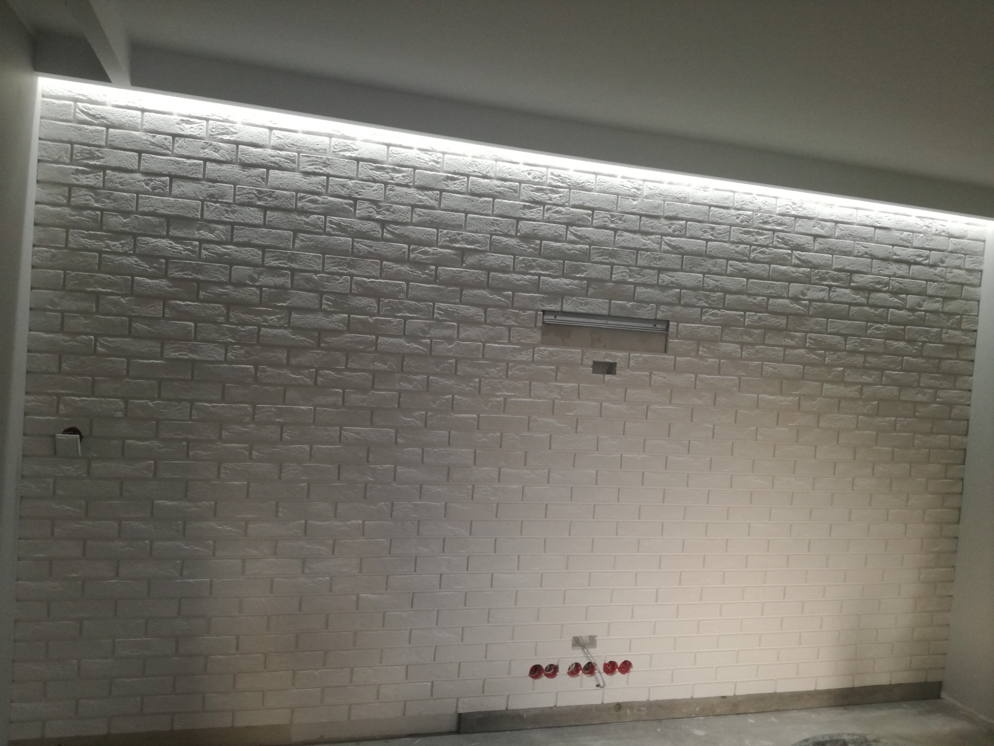 cegiełka gipsowa salon plus ledy schowane za zabudową