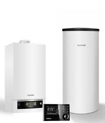 Biały wiszący piec centralnego ogrzewania, zbiornik ciepłej wody użytkowej i panel sterowania z wyświetlaczem temperatury na białym tle.