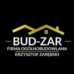 Logo firmy ogólnobudowlanej BUD-ZAR Krzysztof Zarębski z symbolem złotego dachu na czarnym tle.