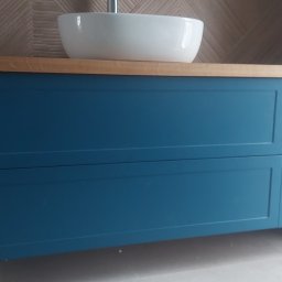 Mateusz Kowalczuk - Szafka łazienkowa, fronty lakierowane z palety ral