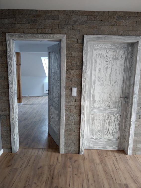 Drzwi drewniane klejone warstwowo, wzór sosna, malowanie dwukolorowe (patyna)