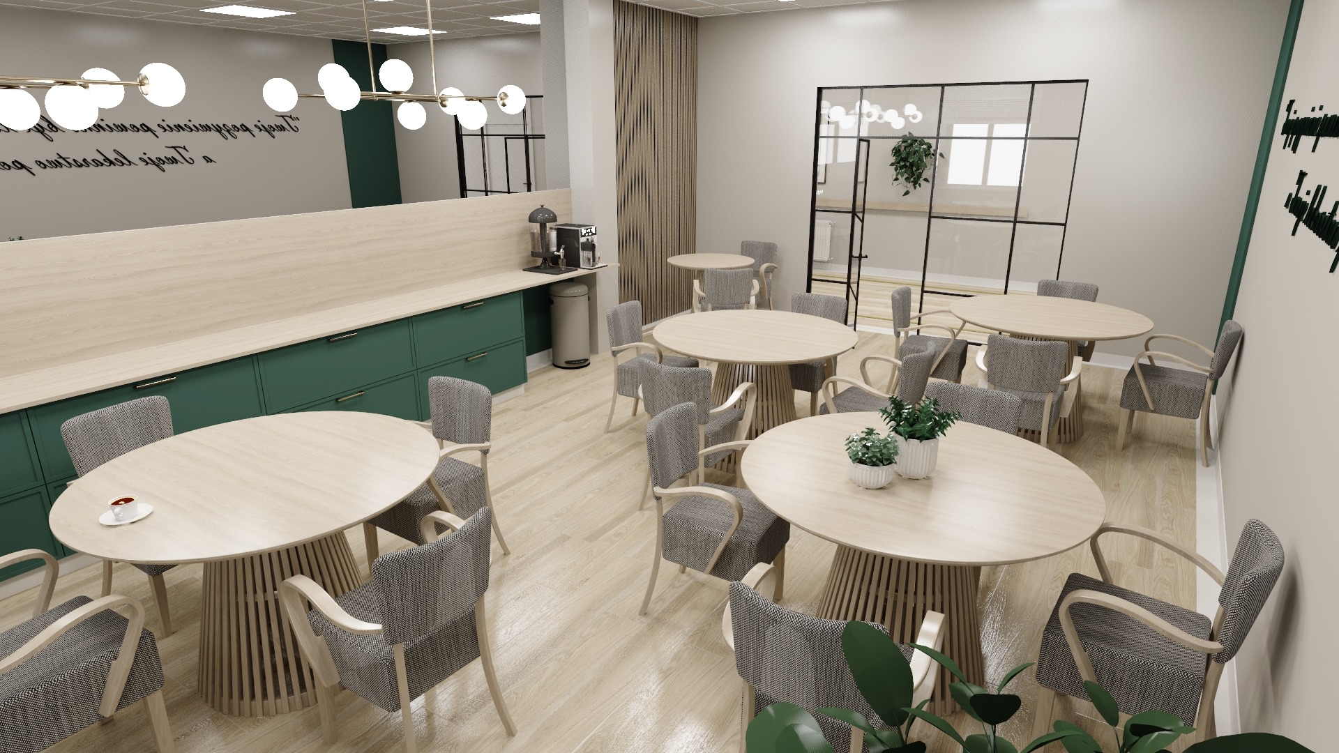Jasne wnętrze sali z okrągłymi stolikami i szarymi krzesłami, w tle zabudowa kuchenna z ekspresem do kawy, dekoracje ścienne i rośliny doniczkowe.