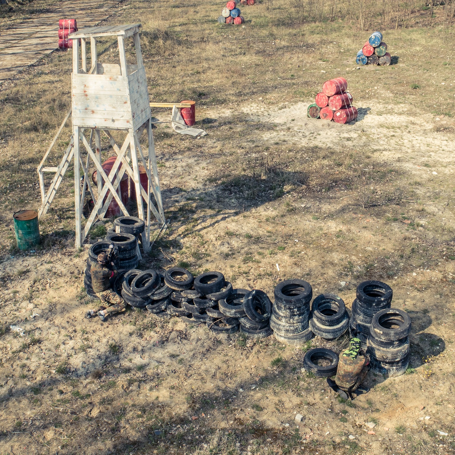 Budynki, wraki, wiezyczki strzelnicze i wiele innych przeszkod na 4 roznych polach