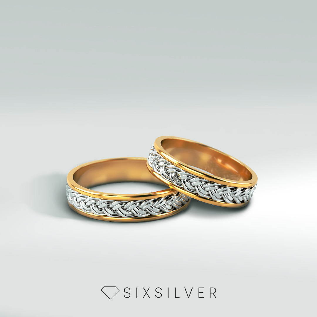 Dwa złote obrączki z plecionym wzorem ze srebra na jasnym tle, logo SixSilver w dolnej części.