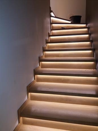 Schody dębowe z podświetleniem LED