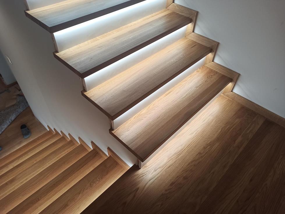 Schody dębowe z spocznikiem z podświetleniem LED