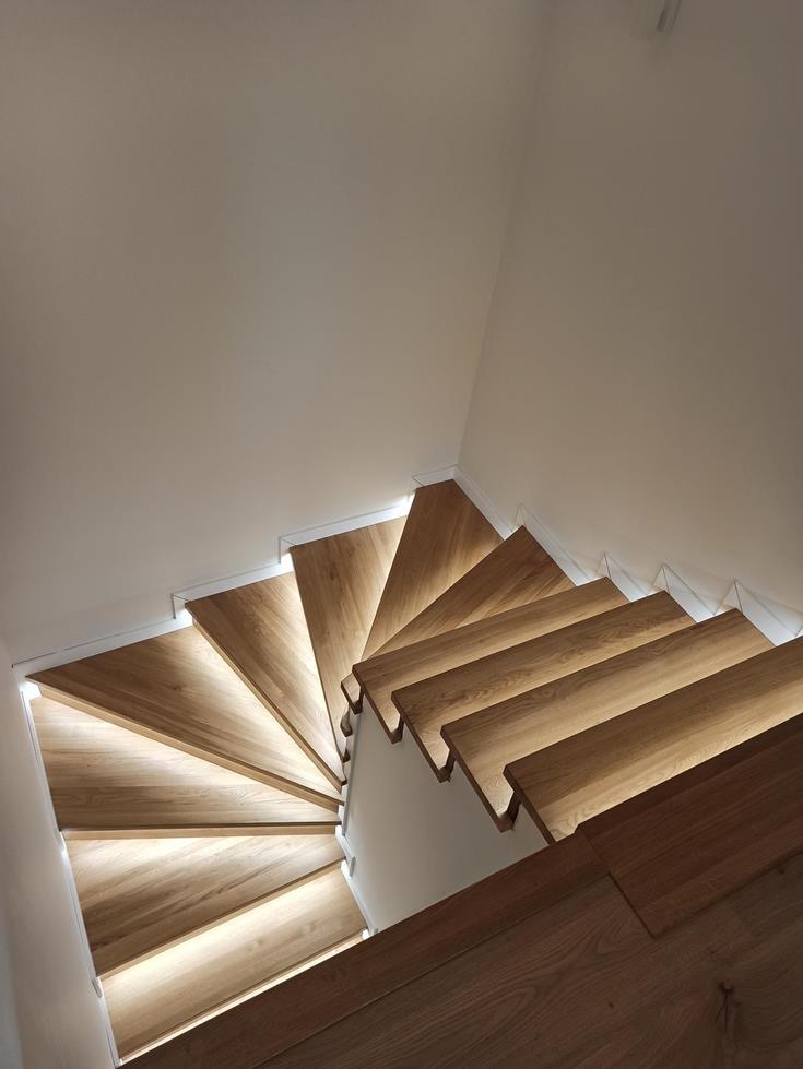 Schody zabiegowe z podświetleniem LED