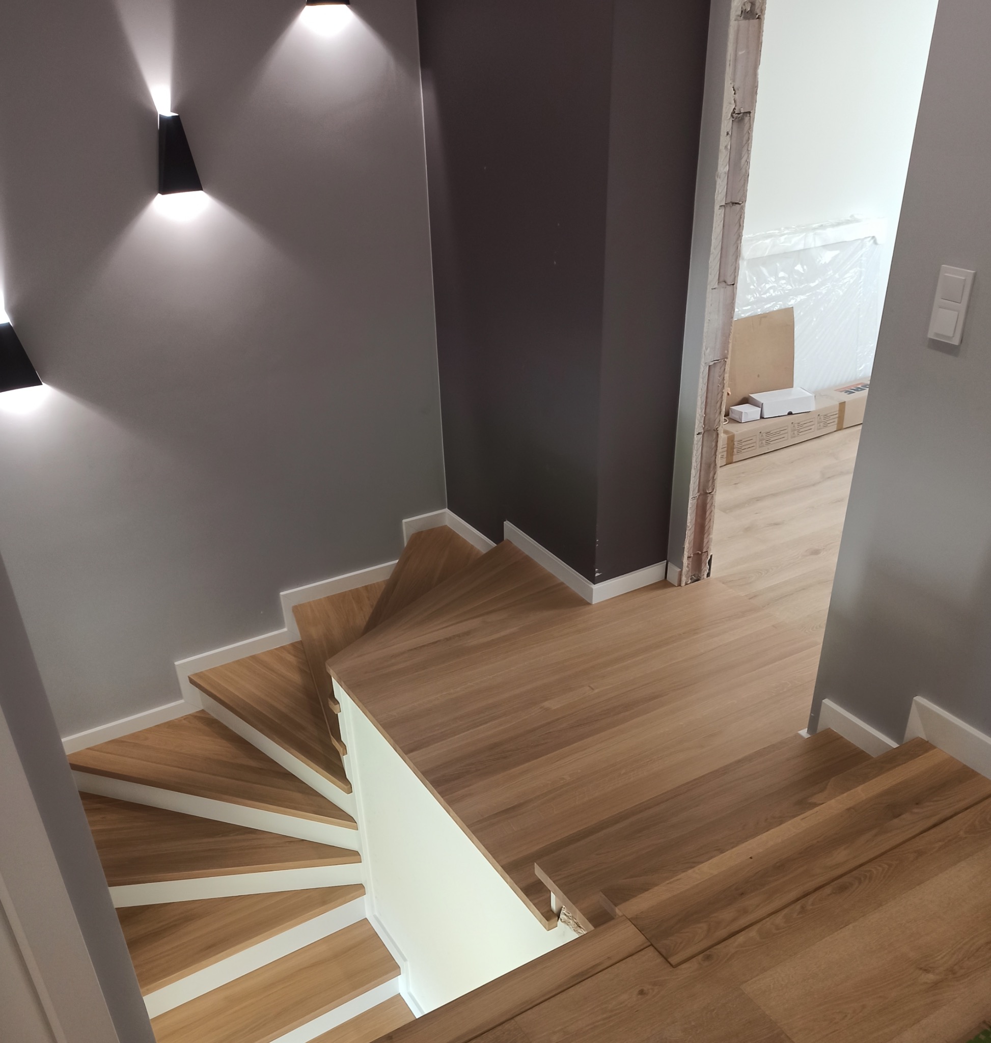 Dębowe schody z lakierowaną podstopnicą