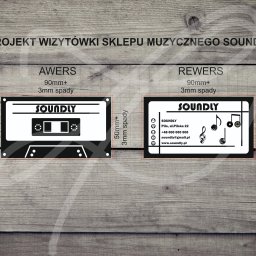 Zuzanna Pietrzycka - Projekt dwustronnej wizytówki sklepu muzycznego Soundly z grafiką kasety magnetofonowej i nut na tle drewnianych desek.