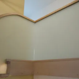 Fragment konstrukcji antresoli z drewnianym wykończeniem, widoczne łączenia element&oacute;w, jasne ściany w tle.