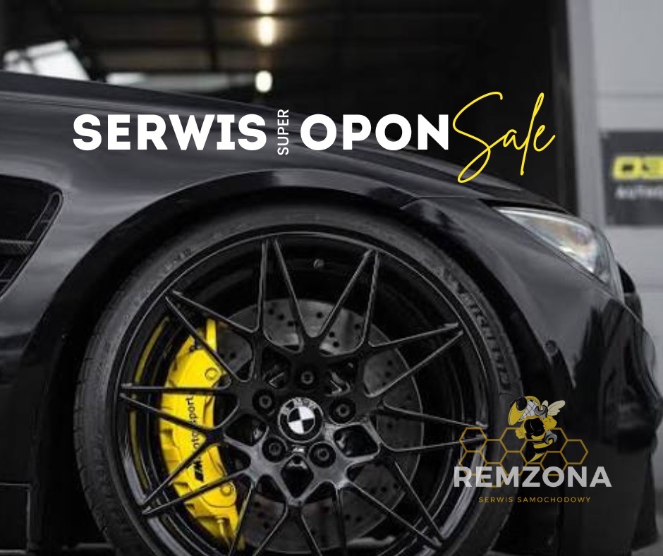 Fragment czarnego samochodu z widocznym kołem z czarną felgą o ażurowym wzorze i żółtym zaciskiem hamulcowym. Na pierwszym planie napis 'SERWIS SUPER OPON Safe' oraz logo 'REMZONA SERWIS...
