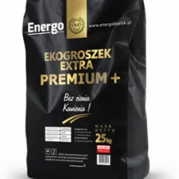 Czarny, foliowy worek z ekogroszkiem Extra Premium+ marki Energo, z widocznym logo firmy i informacją o masie netto 25kg oraz oznaczeniem 'Polski Producent'.