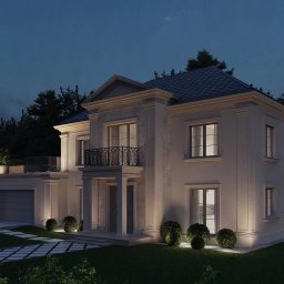 LaSquadra24 Sp. Z O. O. - Elegancki, dwukondygnacyjny dom z balkonem i garażem wbudowanym, oświetlony punktowymi lampami w nocy, otoczony zielenią.