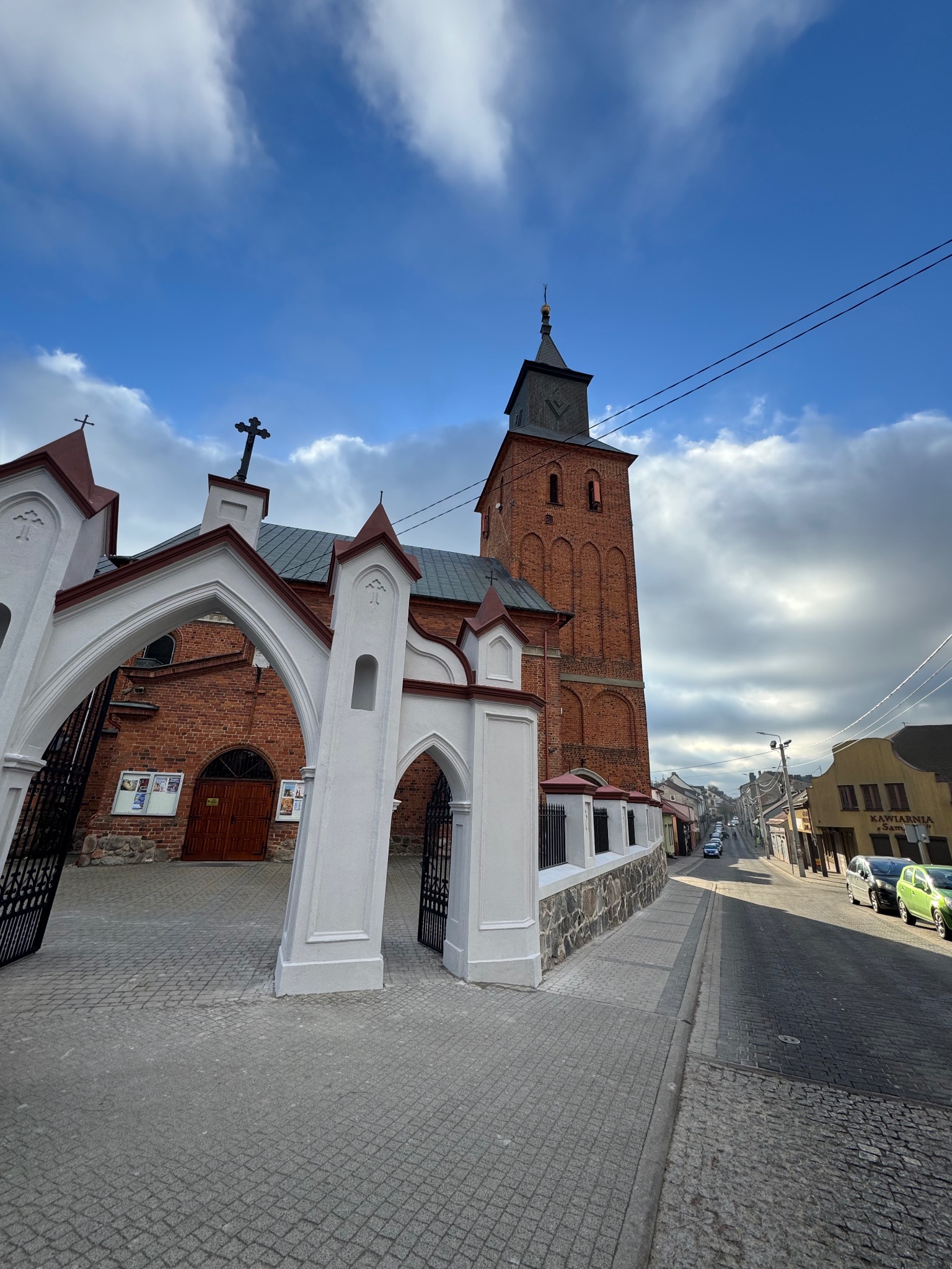 Renowacja ogrodzenia przy kościele WNMP w Lipnie.