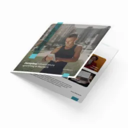 Rozłożona broszura reklamowa z wizualizacją mężczyzny korzystającego z tabletu na tle parku oraz z elementami graficznymi prezentującymi system biletowy i analityczny, z logo BeyneFit.