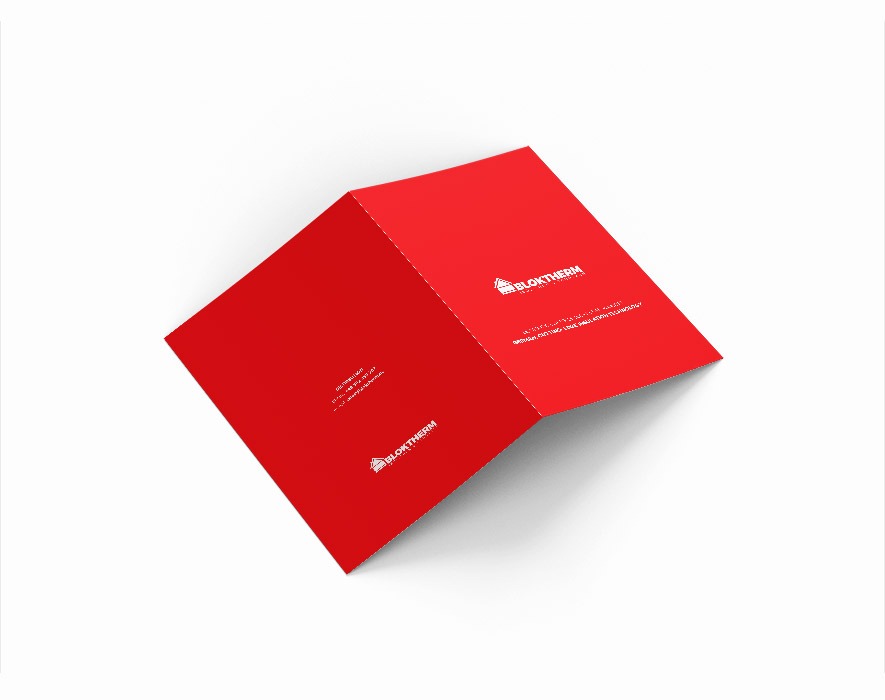Otwarta czerwona broszura z logo Bloktherm i tekstem informacyjnym, leżąca ukośnie na białym tle z widocznym cieniem.
