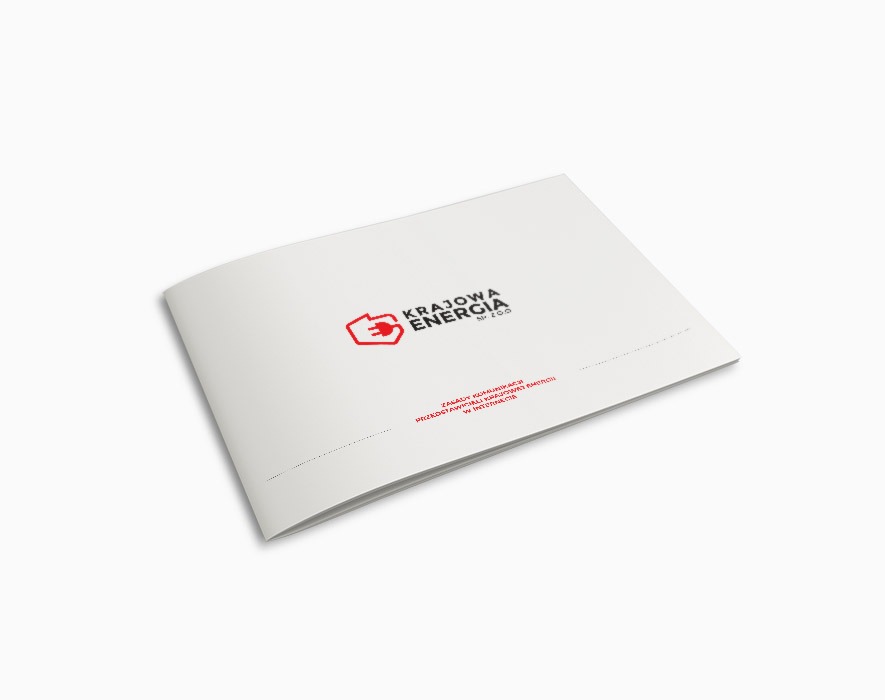 Biała broszura z czerwonym logo 'Krajowa Energia' i drobnym tekstem informacyjnym, leżąca na białym tle.