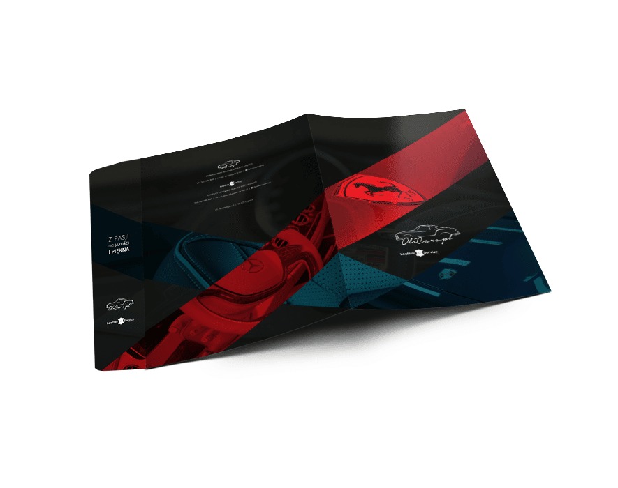 Otwarta, trójdzielna teczka reklamowa z grafiką wnętrza samochodu, logo Ferrari i logo firmy świadczącej usługi skórzane dla motoryzacji.
