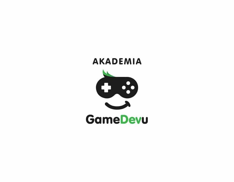 Czarno-białe logo Akademii GameDevu przedstawiające kontroler do gier z zielonymi akcentami w postaci liści i uśmiechu, umieszczone na białym tle.