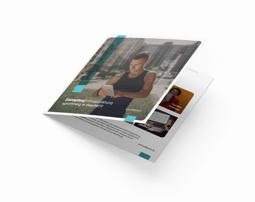 Rozłożona broszura reklamowa z wizualizacją mężczyzny korzystającego z tabletu na tle parku oraz z elementami graficznymi prezentującymi system biletowy i analityczny, z logo BeyneFit.