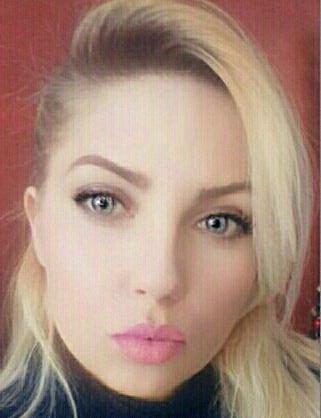 Portret kobiety z blond włosami i jasną karnacją, wykonany w zbliżeniu. Usta pomalowane na różowo, oczy niebieskie, tło czerwone. Zdjęcie portretowe.