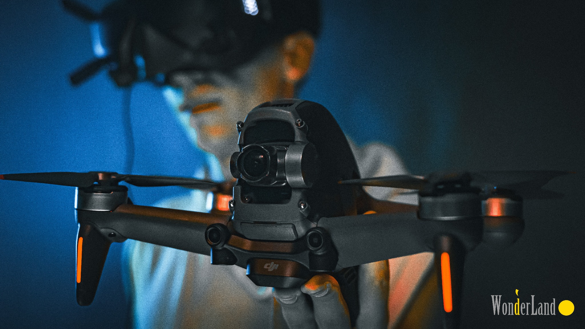 Operator drona FPV w goglach VR z Bielsko-Białej, trzymający drona w dłoniach, gotowy do lotu.