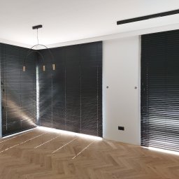 BEAUTY DESIGN J. OŻÓG - Żaluzje drewniane 50mm kolor czarny Realizacja Jakubowice Konińskie