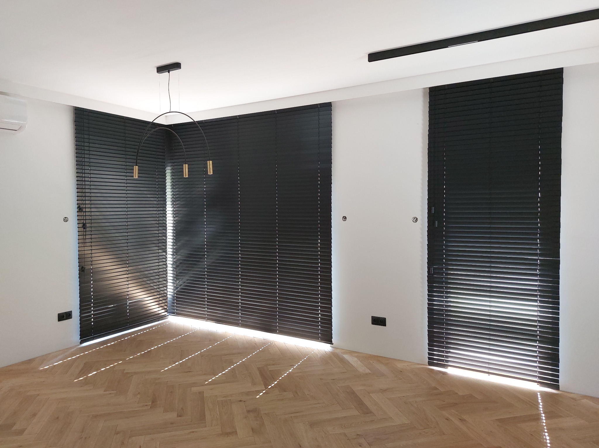 Żaluzje drewniane 50mm kolor czarny Realizacja Jakubowice Konińskie