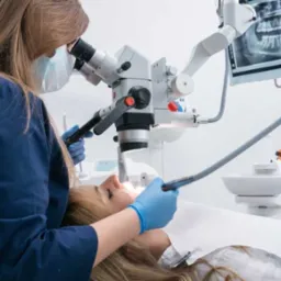 Leczenie kanałowe pod mikroskopem