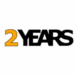 Grafika z napisem '2 YEARS', gdzie cyfra '2' jest w kolorze pomarańczowym, a pozostała część napisu w kolorze czarnym, umieszczona na białym tle.