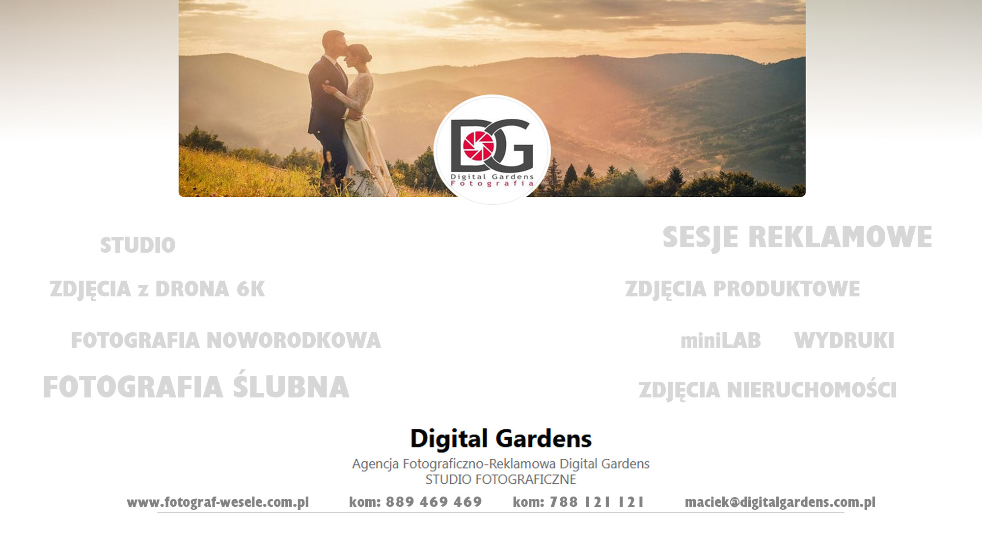 Para młoda w objęciach na tle górskiego krajobrazu o zachodzie słońca, logo studia fotograficznego w centralnej części obrazu, a poniżej oferta studia: zdjęcia z drona, fotografia noworodkowa...