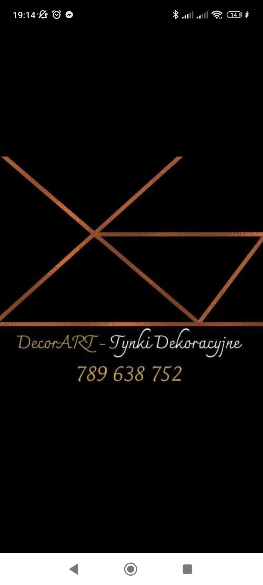 Logo firmy DecorART - Tynki Dekoracyjne z geometrycznym motywem w kolorze miedzi i numerem telefonu na czarnym tle.