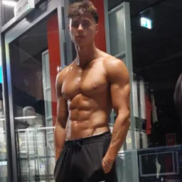 Jestem Trenerem Personalnym. Treningi prowadzę w Legionowie i na Białołęce w sieci klubów Zdrofit.