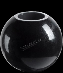 Czarna, polerowana kula z kamienia z wyciętym otworem na znicz, widoczne logo firmy kamieniarskiej.