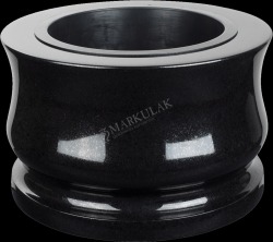 Czarna, polerowana kamienna waza nagrobna o klasycznym kształcie, z widocznym znakiem wodnym producenta.