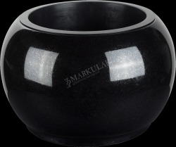 Czarna, okrągła doniczka z polerowanego kamienia z widocznymi refleksami światła, na czarnym tle.