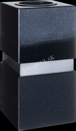 Czarny, polerowany nagrobek w kształcie dwóch kostek połączonych srebrnym paskiem, z otworem na znicz na górze, widoczne logo 'MARKULAK'.