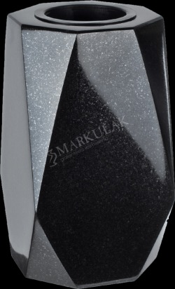 Czarny, fasetowany wazon z kamienia z wygrawerowanym logo firmy na boku.