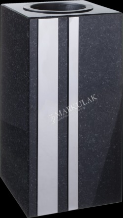 Czarny, granitowy wazon na kwiaty z dwoma srebrnymi paskami, widoczny z przodu, z okrągłym otworem na górze.