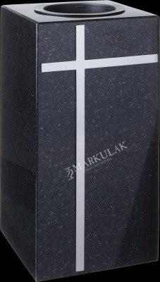 Czarny, granitowy wazon na cmentarz w kształcie prostopadłościanu z wyciętym krzyżem i otworem na kwiaty u góry.