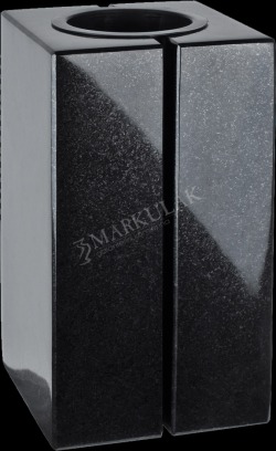 Czarny, granitowy wazon na kwiaty o kwadratowym przekroju, z wygrawerowanym logo firmy na boku.